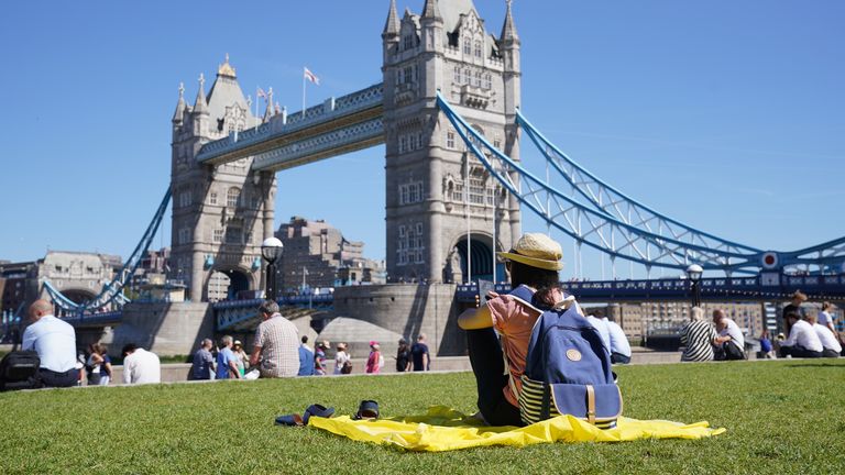 London to Be Warmer Than Barcelona and Nice This Week as Temperatures Soar to 24°C